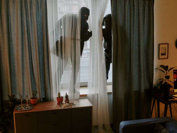 ladri che entrano in casa dalla finestra 