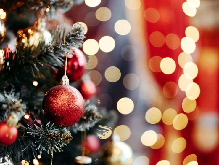 albero di natale addobbato con palline rosse