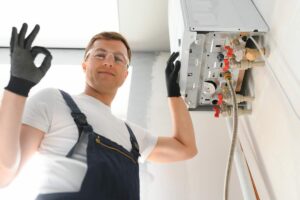 uomo che installa caldaia