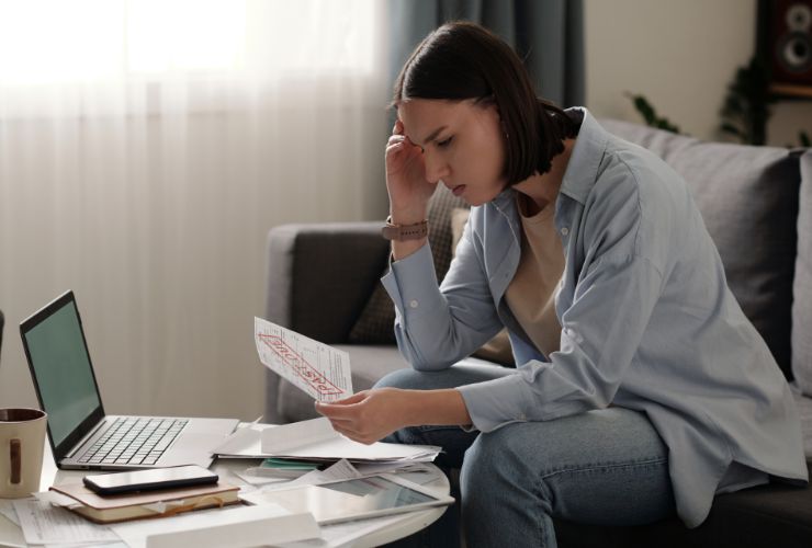 donna disperata che controlla bollette 
