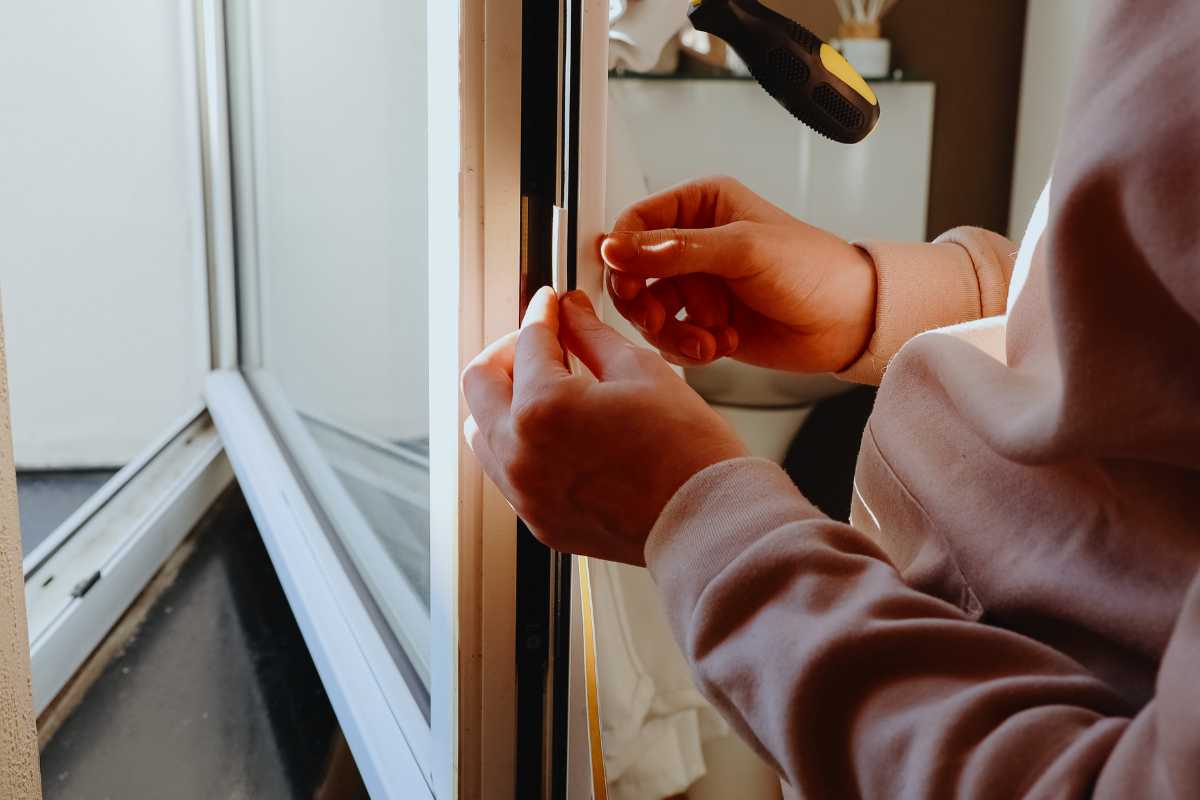 tecnico che cambia infissi