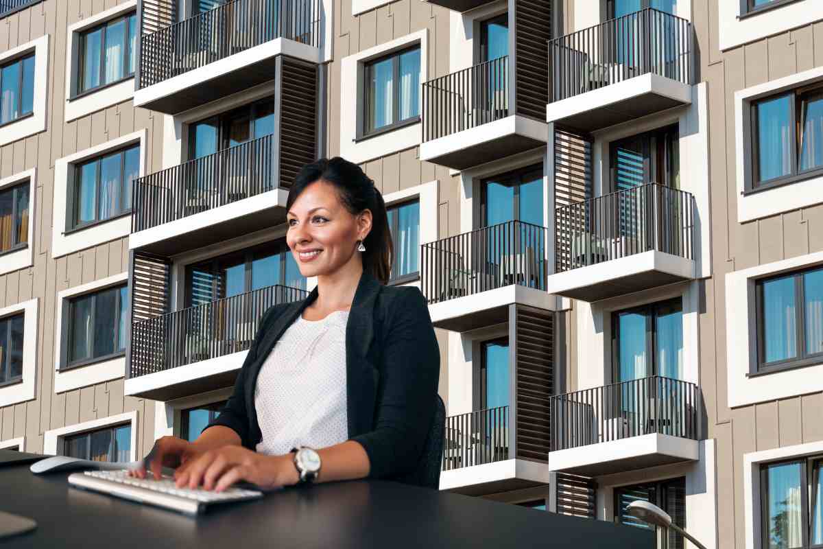 Un condominio come sfondo ed in primo piano un amministratore