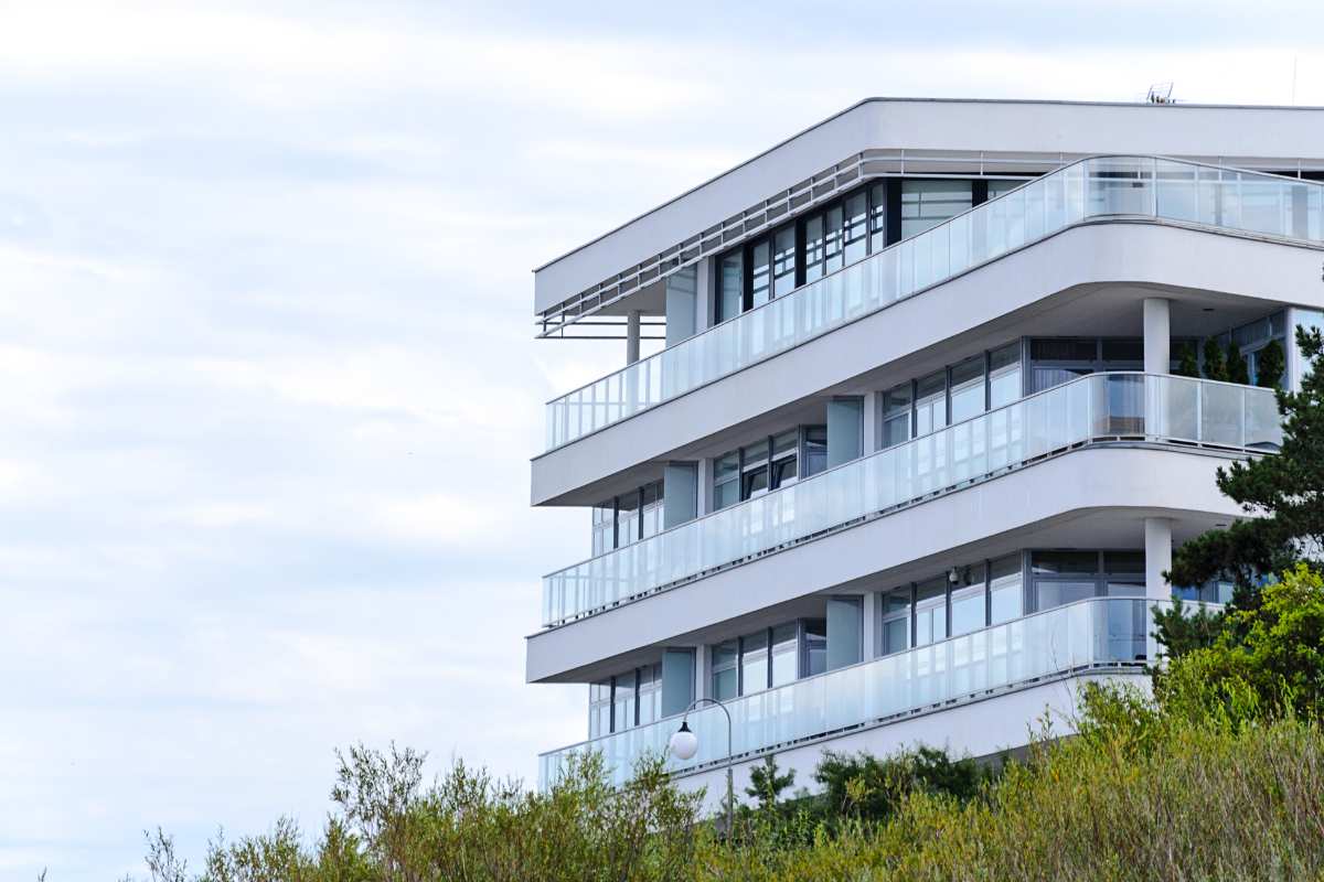 Una foto del condominio visto da lontano