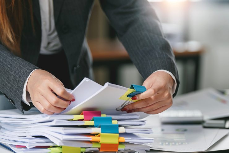 Una persona che sfoglia dei fogli fiscali