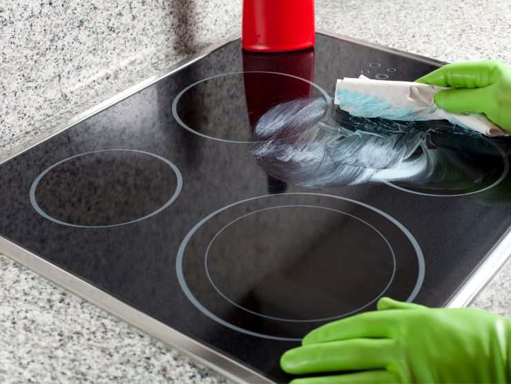 pulizia del piano cottura ad induzione