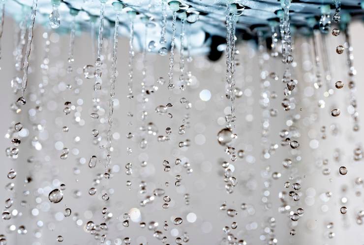 acqua che scende dal soffione della doccia