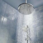 doccia con l'acqua aperta