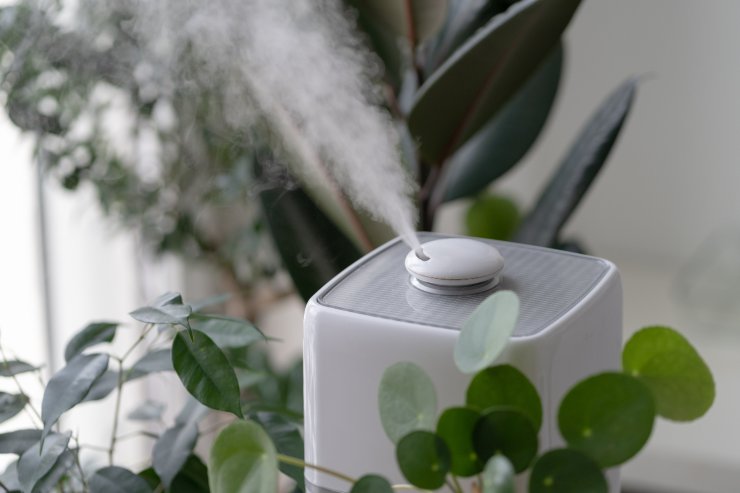 Un umidificatore in una stanza che è in funzione