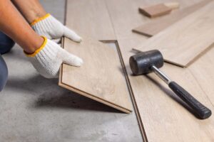 Un operaio in funzione che sta impiantando il pavimento