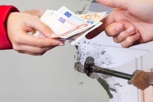 mani euro e muro rotto