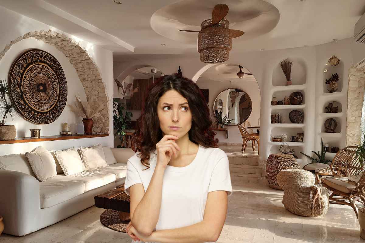 Un salone di una casa ed una donna dubbiosa in primo piano