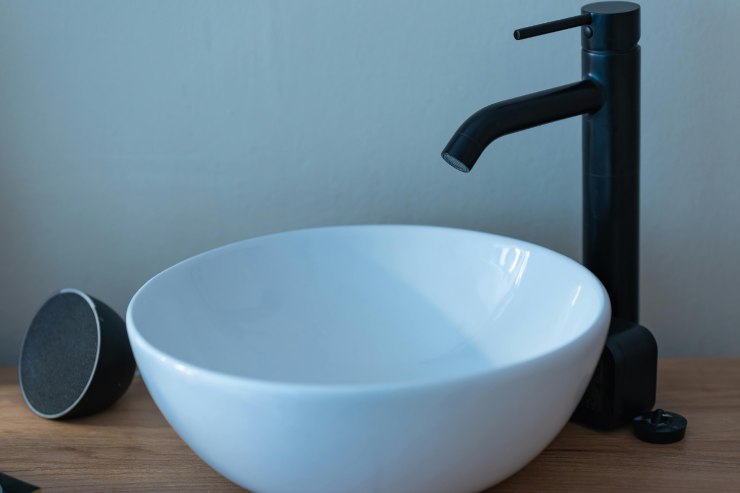 Un lavandino con un rubinetto nero