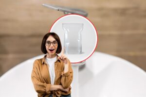 rubinetto pieno di calcare come sfondo e donna che indica stupita un sacchetto trasparente