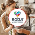 mamma e figlia che si scambiano un regalo e logo di satur