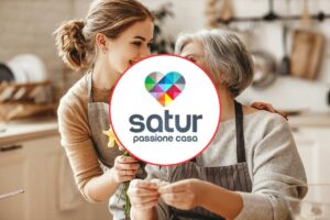 mamma e figlia che si scambiano un regalo e logo di satur