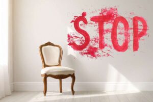 Una sedia imbottita in salone e una scritta "Stop" in alto a sinistra