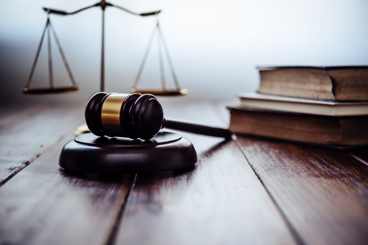 Una bilancia di giustizia, dei libri di legge e un martelletto da giudice