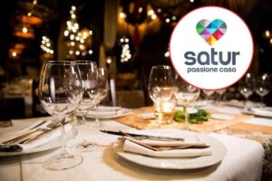 logo satur e tavola imbandita per Natale