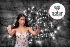 lucine natale, logo satur e donna che dice no con le mani