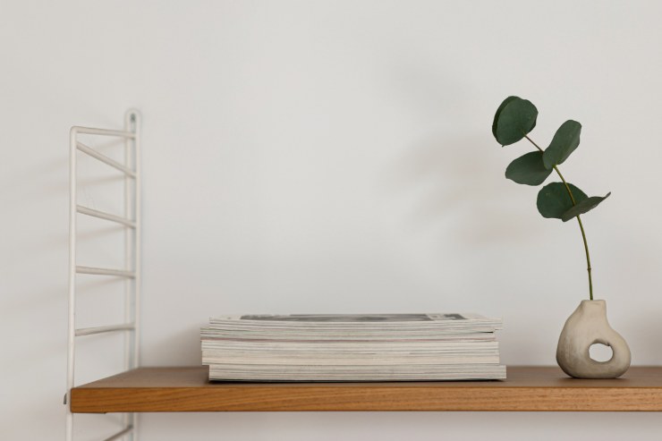 Una mensola su cui poggiano degli oggetti