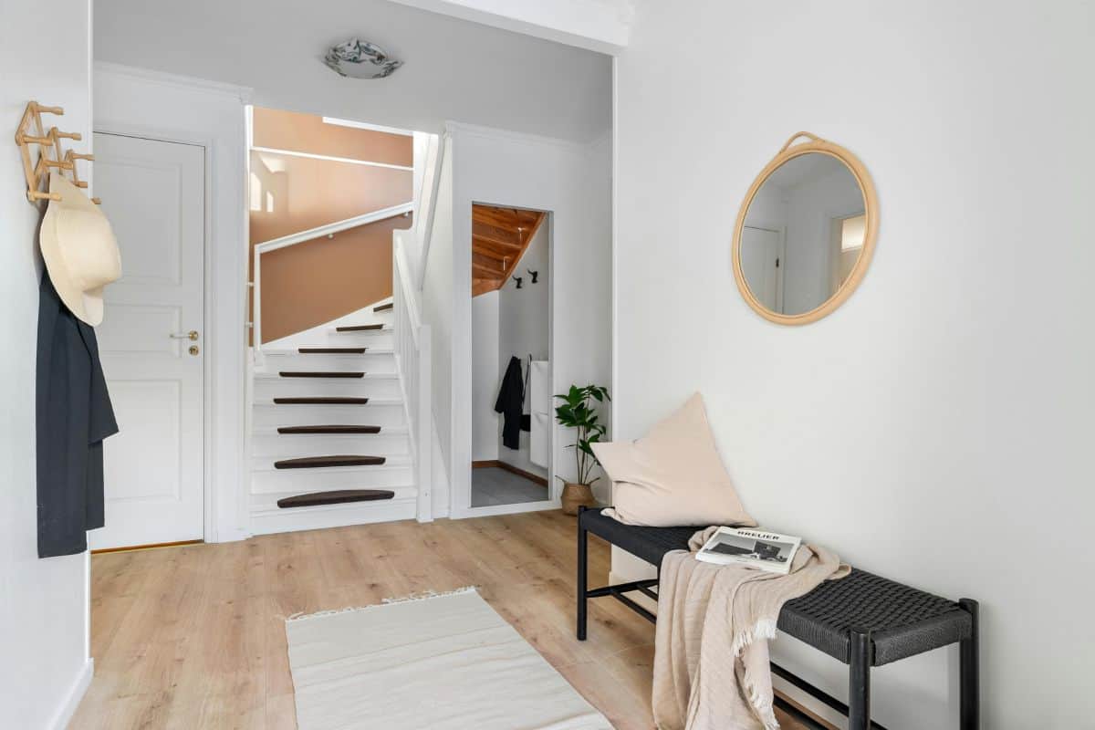 Ingresso di casa con panca specchio e attaccapanni