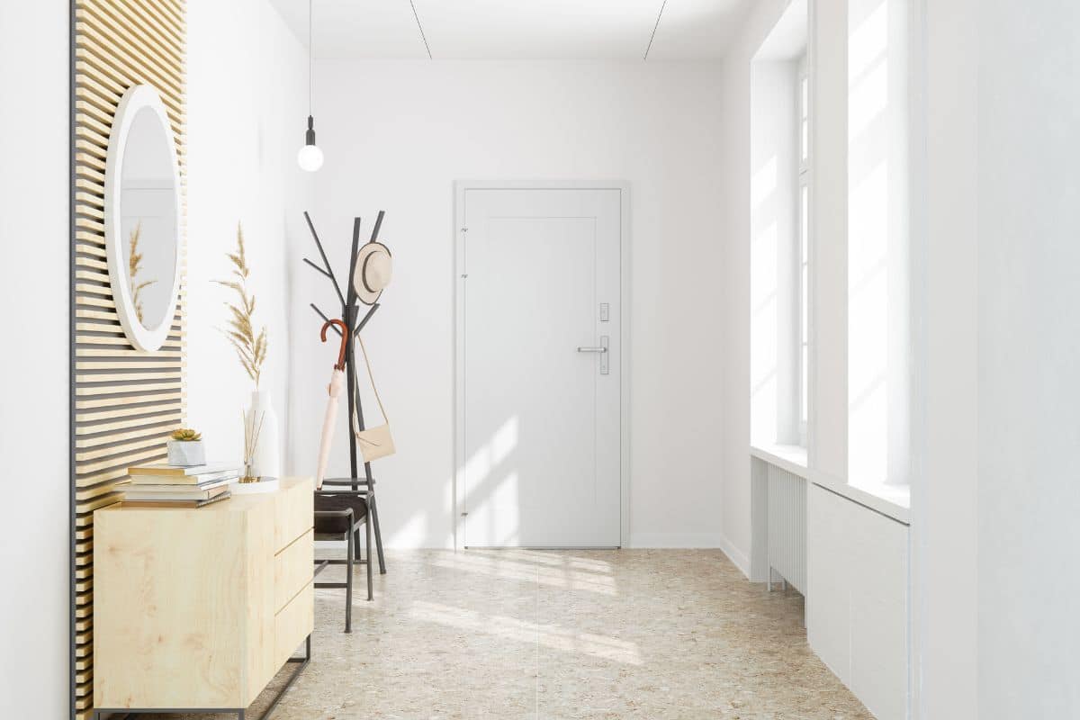 Ingresso di casa con attaccapanni panca e consolle