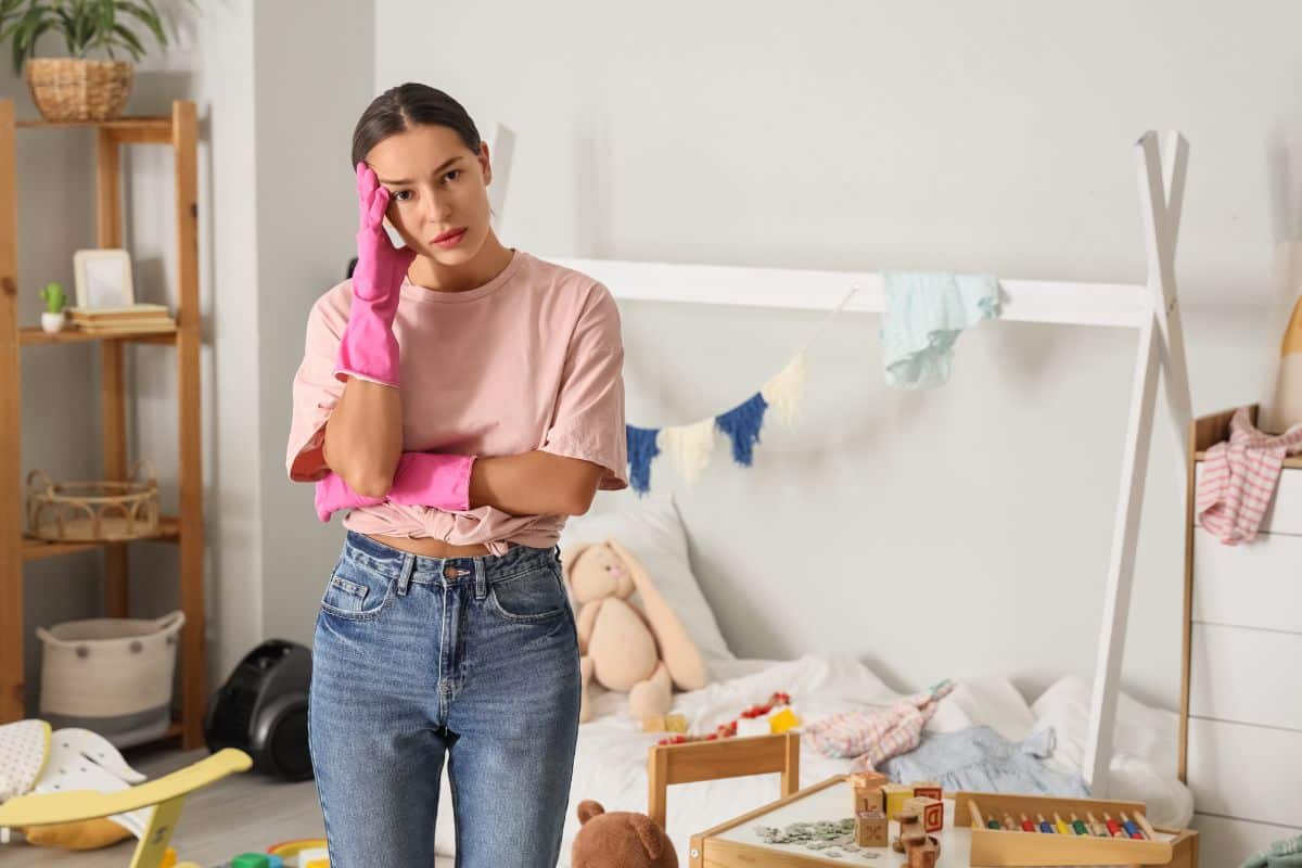 Donna con stanza disordinata