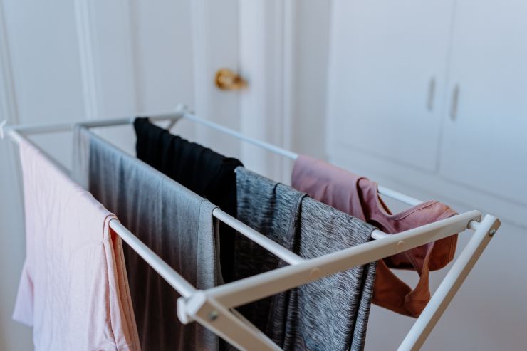 Uno stendi biancheria con dei panni appesi