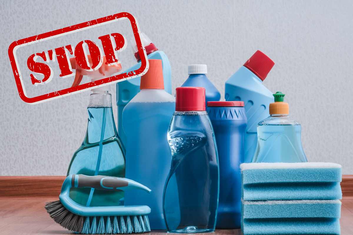 Diversi prodotti di pulizia ed una scritta "Stop" in alto a sinistra