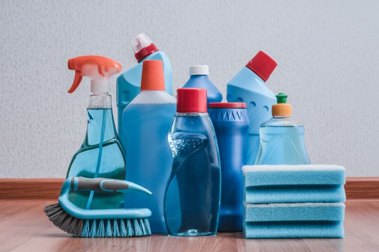 Dei prodotti e strumenti per la pulizia del vetro