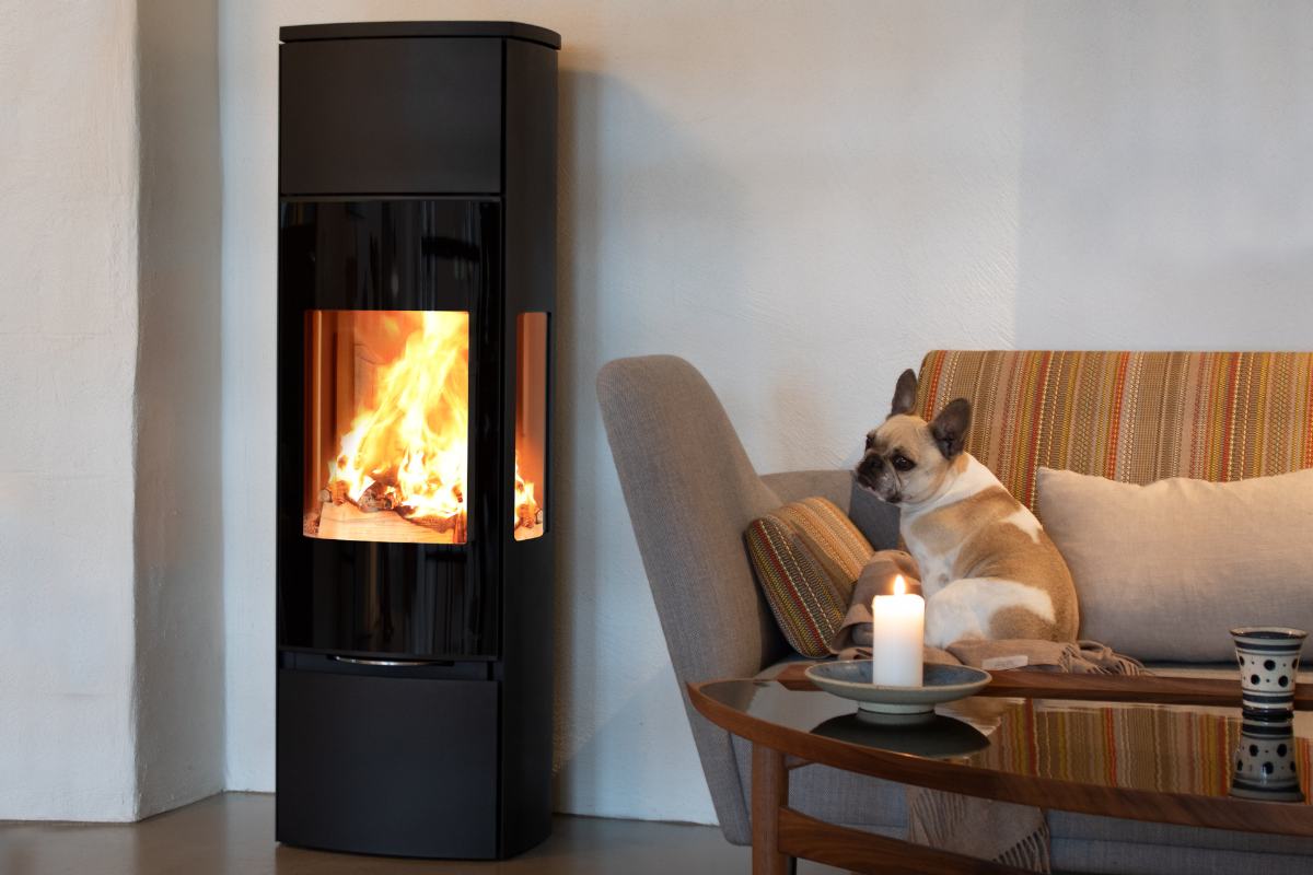 Un salone caldo con un divano ed un tavolino ed un cane che si riposa sul divano