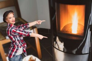 donna che indica stufa a pellet