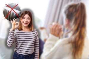 donna in casa, x rossa su termosifoni e donna sorridente che fa ok con le mani