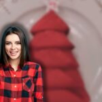 tovagliolo a forma di albero di natale nel piatto e donna sorridente che fa ok con le mani