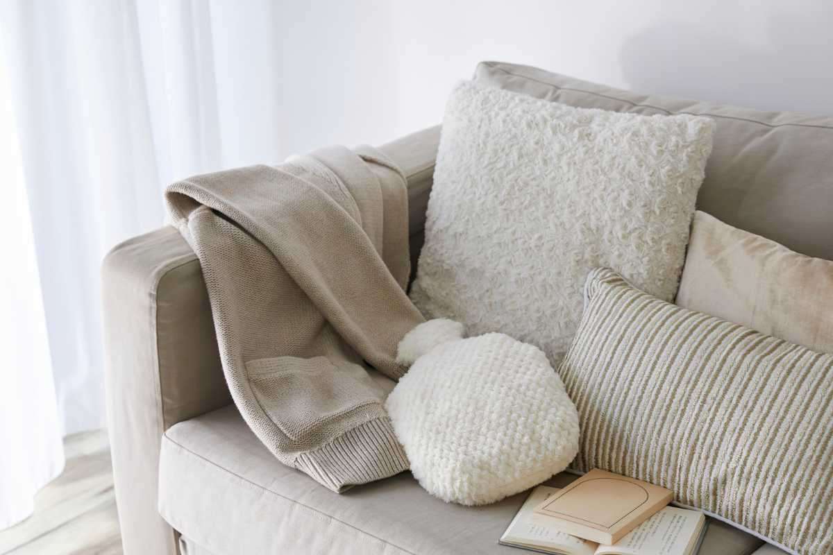 divano con oggetti poggiati sopra