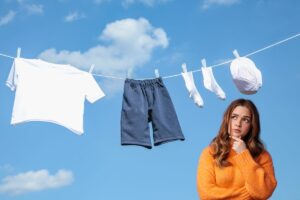 Dei panni stesi su un filo ed una ragazza dubbiosa