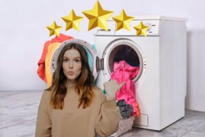 lavatrice carica di indumento, donna stupita che indica e in alto le 5 stelle degli hotel