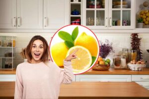 sfondo di una cucina moderna, in primo piano una donna sorridente che indica un limone