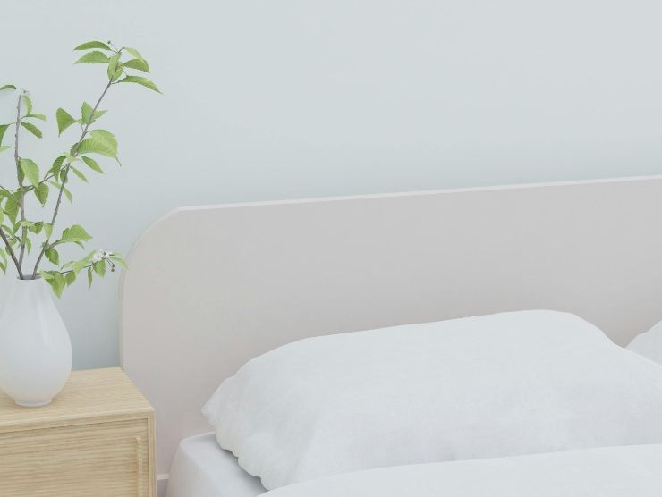 cuscini perfettamente pulito e bianco sistemato sul letto