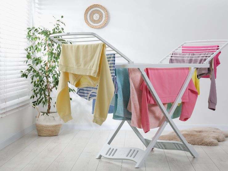 stendino con bucato da asciugare