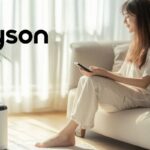 Una ragazza in salone che trascorre il tempo ed un umidificatore di fronte a lei