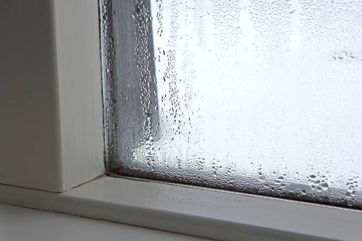 Una finestra di casa bagnata per via dell'umidità