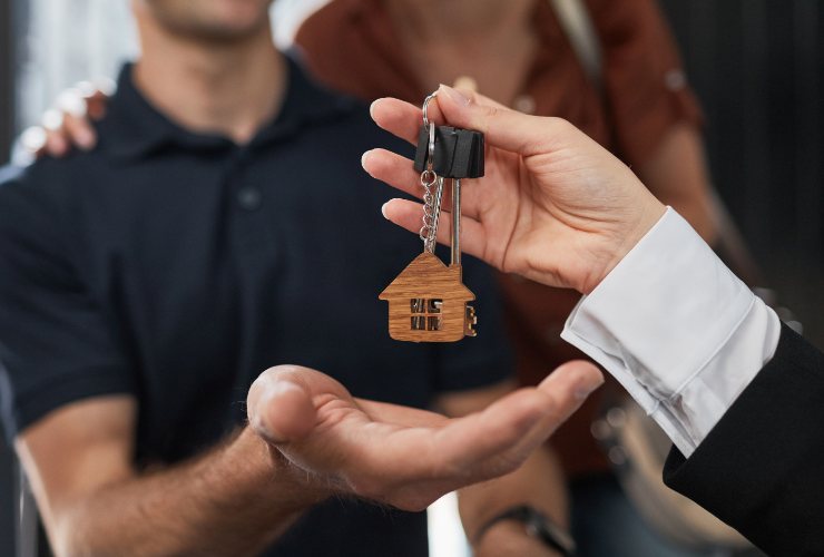 uomo che consegna una chiave di casa