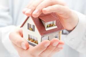 modellino di una casa fra due mani