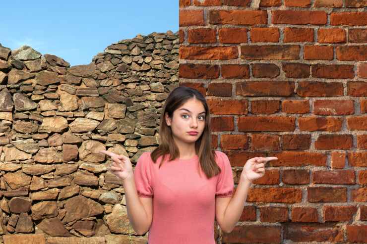 Un muro a sacco ed un muro tradizionale ed una persona al centro indeciso tra i due muri