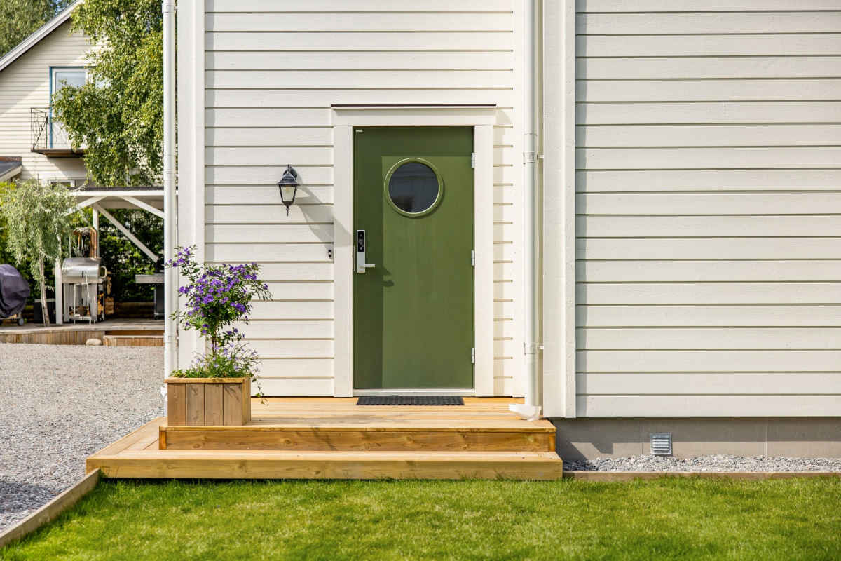 Esterno casa con porta di ingresso verde