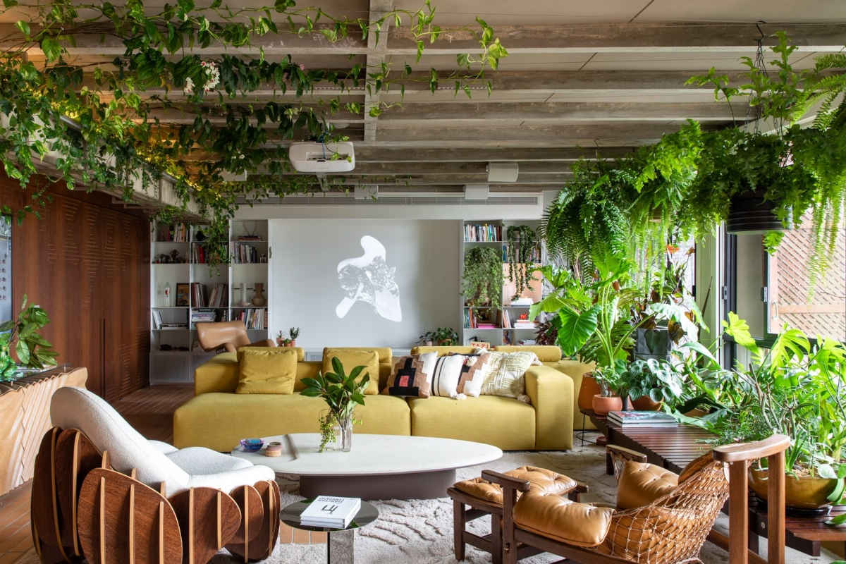 Soggiorno moderno molto luminoso con piante