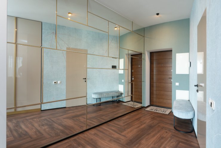 corridoio con pareti di specchi