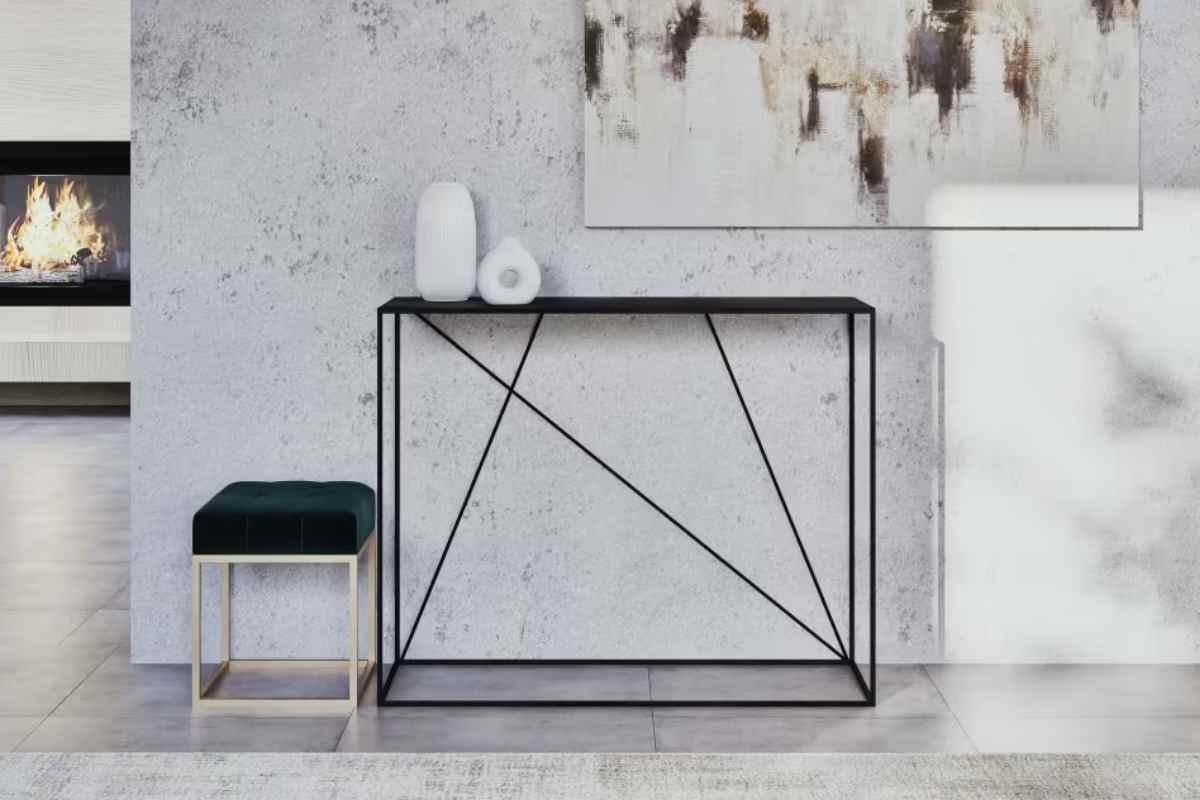 un corridoio arredato con accesori Maisons du Monde come una consolle, sgabello, quadri decorativi