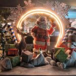 Diversi addobbi di Natale ammucchiati